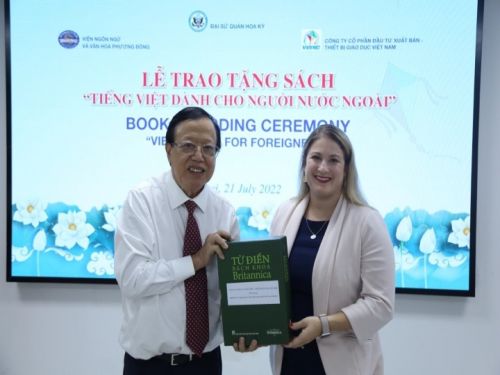 Description: Trao tặng bộ sách quý cho Đại sứ quán Hoa Kỳ tại Hà Nội - 2