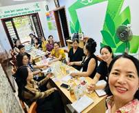 Ảnh có chứa Mặt người, trang phục, người, cười

Nội dung do AI tạo ra có thể không chính xác.