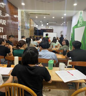 Ảnh có chứa đồ đạc, trang phục, ghế, người

Nội dung do AI tạo ra có thể không chính xác.