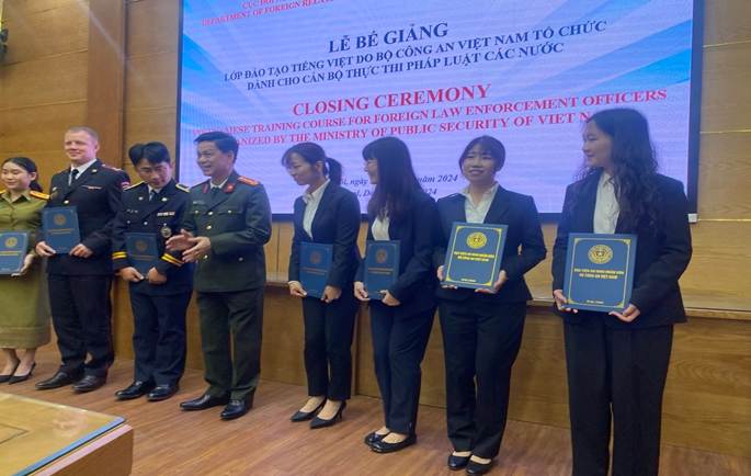 Ảnh có chứa trang phục, người, phụ nữ, Mặt người

Nội dung do AI tạo ra có thể không chính xác.