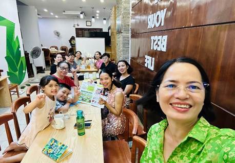 Ảnh có chứa Mặt người, trang phục, cười, người

Nội dung do AI tạo ra có thể không chính xác.
