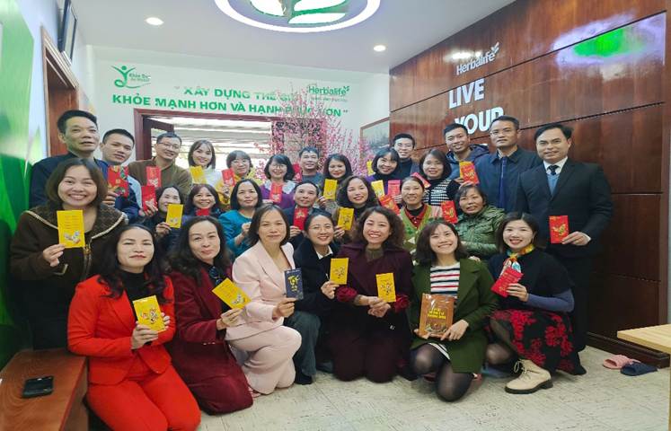 Ảnh có chứa trang phục, Mặt người, người, cười

Nội dung do AI tạo ra có thể không chính xác.