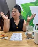 Ảnh có chứa người, Mặt người, đồ để trên bàn, trong nhà

Nội dung do AI tạo ra có thể không chính xác.