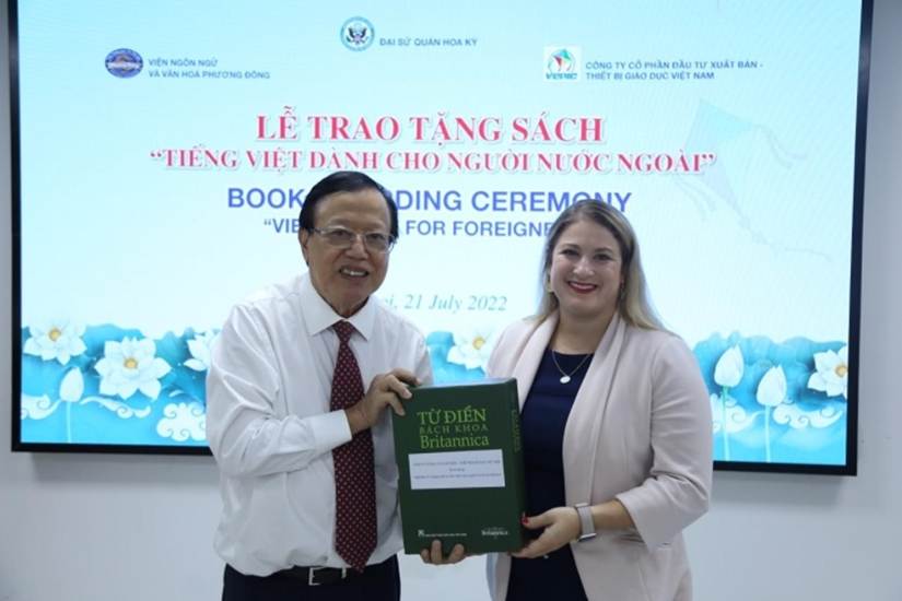 Trao tặng bộ sách quý cho Đại sứ quán Hoa Kỳ tại Hà Nội - 2